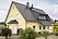 Privatbauherr Sachsen Modernes Haus mit gelber Fassade und schwarzen Dachziegeln