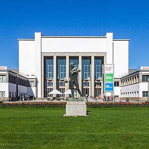 Deutsches Hygienemuseum, mit Plastik Ballwerfer von Richard Daniel Fabricius - © Raimond Spekking / CC BY-SA 4.0 (via Wikimedia Commons) Saniertes Hygienemuseum Dresdner mit großer Grünfläche